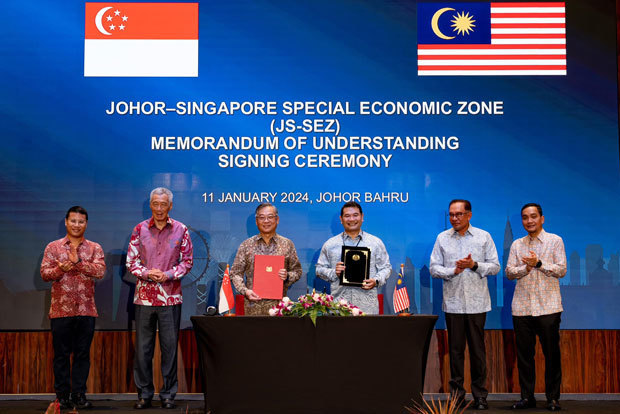 マレーシアとシンガポールは「ジョホール・シンガポール経済特区」の共同開発に関する覚書を交わした＝１月11日、ジョホール州（アンワル首相の公式フェイスブックより）