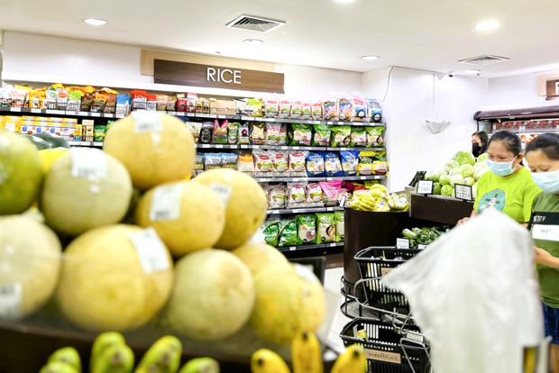 野菜・果物の価格は下落している＝６日、マニラ首都圏マカティ市（ＮＮＡ撮影） 