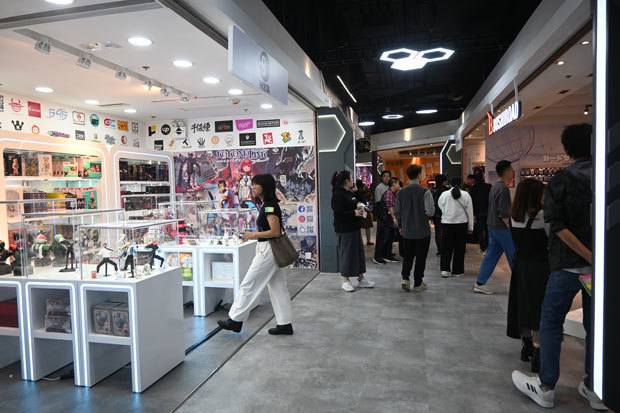 フィギュアやカードゲームなど約20店舗が出店するＡＮＩＣＨＩ＝７日、九龍湾（ＮＮＡ撮影）