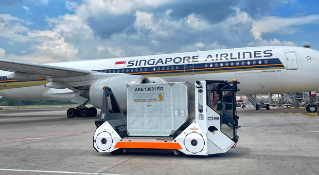 チャンギ・エアポート・グループが運用を開始した最新型の自動手荷物・貨物運搬車両（写真手前、同社提供）