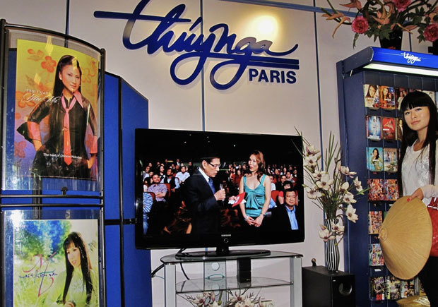 パリにあったトゥイ・ガー社の店舗（2012年）。スクリーンにはマイクを握るMCのグエン・ゴック・ガンが映っている（小高教授提供）