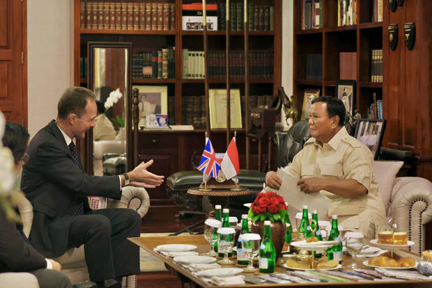 英国のスナク首相からの祝福の書簡を、ジェレミー駐インドネシア英国大使（左）から受け取ったプラボウォ氏（プラボウォ氏の公式Ｘより）