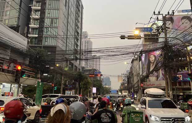 大気汚染でかすむバンコクの空。慢性化している渋滞も、汚染を加速させている＝１月、タイ・バンコク（ＮＮＡ撮影）

