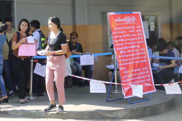 査証（ビザ）を求め、ヤンゴンのタイ大使館前に長時間並ぶ人も多い＝19日、ミャンマー（ＮＮＡ）