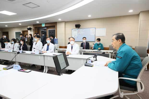 韓悳洙（ハン・ドクス）首相は19日、ソウル市内にある国立中央医療院を訪問し状況を確認した（首相室提供）