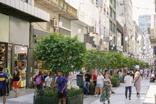 アルゼンチン・ブエノスアイレス中心部の繁華街フロリダ通り、価格の表記がない店も多い（共同）