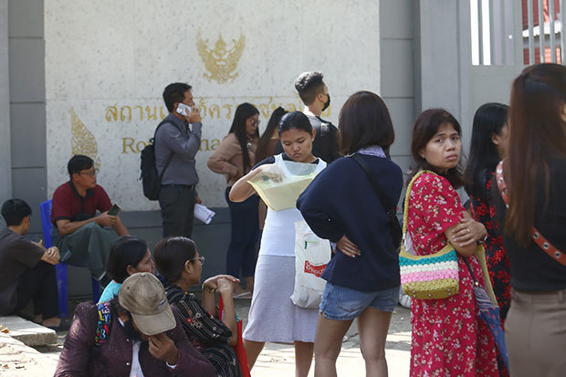 ビザ取得のためタイ大使館前に集まったミャンマー人＝２月21日、ヤンゴン（ＮＮＡ）