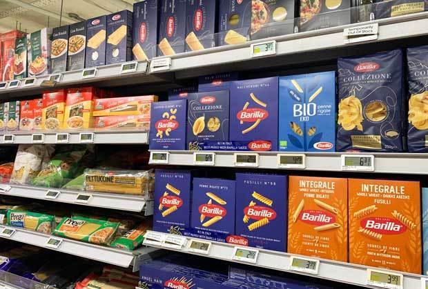フライング・フィッシュ・ラボがブランディングを支援するイタリアのパスタブランド「バリラ」の製品＝シンガポール中心部（ＮＮＡ撮影）