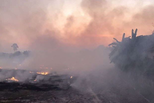 野焼きで煙に覆われた農地。燃え広がることで、山火事や森林火災を引き起こす＝タイ・東部プラチンブリ（タイ政府提供）