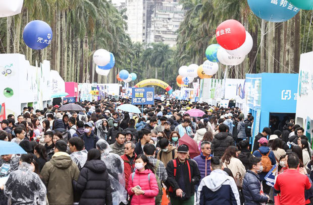 台湾大学では２日に就職博覧会が開かれ、多くの企業がブースを設けた＝台北（中央通信社） 