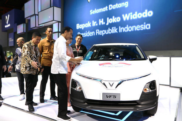 インドネシア市場への参入を発表したビンファストのＥＶ「ＶＦ５」にサインするジョコ・ウィドド大統領＝２月15日、ＩＩＭＳ会場（ＮＮＡ撮影）