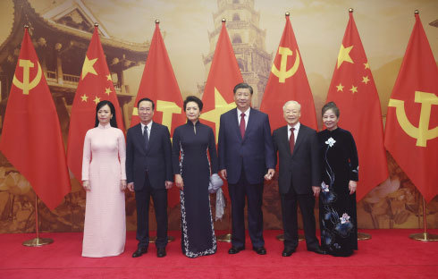 中国の習近平国家主席（写真右から３人目）は23年12月に訪越し、ベトナム共産党のグエン・フー・チョン書記長（同２人目）と会談した（2023年12月12日、ハノイ＝新華社）