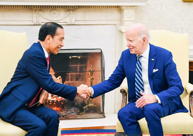 首脳会談で握手を交わすインドネシアのジョコ大統領（左）と米国のバイデン大統領＝2023年11月13日、米国（インドネシア大統領府提供）