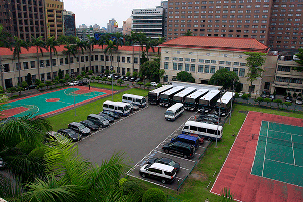 戦後に建てられた建物から校庭と校舎を俯瞰する。かつての校庭は駐車場となっている。なお、この一帯は終戦まで、初代台湾総督樺山資紀にちなんで樺山町と呼ばれていた。戦後は警察関係機関として使用されている。