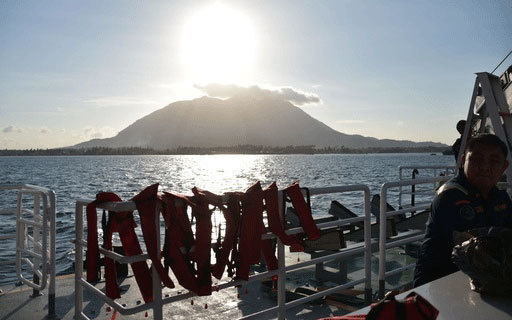 ナトゥナ諸島の港に停泊するインドネシア海洋・水産省の巡視船＝16年８月（共同通信）