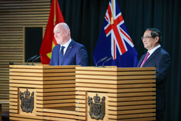 ファム・ミン・チン首相（右）は11日、訪問先のニュージーランドでラクソン首相と会談した。写真は記者会見の様子（政府公式サイトから）