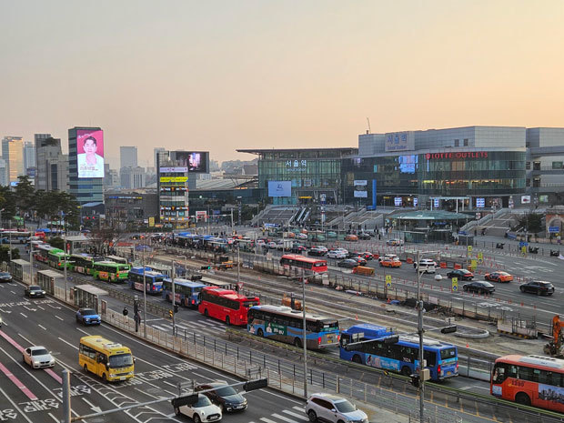 ソウル駅前のバス乗換センターの地下60メートルに「ＧＴＸ・ソウル駅」が建設されている＝韓国・ソウル、2024年３月13日（ＮＮＡ撮影）