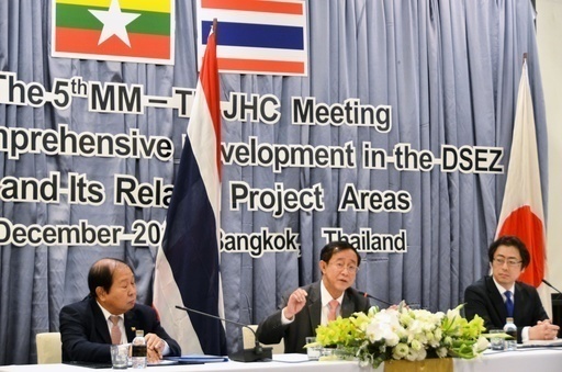 日本はミャンマー南部の「ダウェー経済特区」の開発などに参画してきたが、21年のミャンマーでのクーデター以降は関与が難しい状況が続いている。写真は15年に実施されたダウェー開発に関する協議後の、ミャンマー、タイ、日本の政府関係者による記者会見＝15年12月、タイ・バンコク（共同通信）