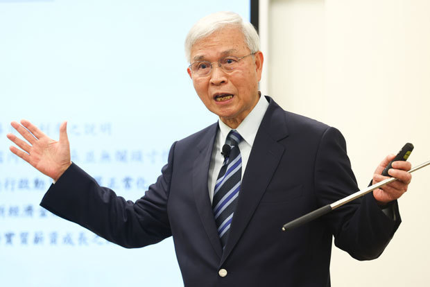 中央銀行の楊金龍総裁は記者会見で、電気料金の調整などが台湾のインフレに及ぼす影響を注視していくと説明した＝21日（中央通信社）