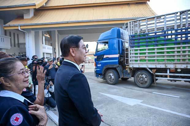 人道支援物資を載せたトラックがミャンマーへ出発した＝25日、タイ・メソト（タイ外務省提供）