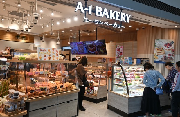 エーワンベーカリーの店舗。店内にＡＩカメラを設置するなど、香港の小売業界で先駆的に販売管理のＡＩ化を進めている＝３月、九龍塘（ＮＮＡ撮影）