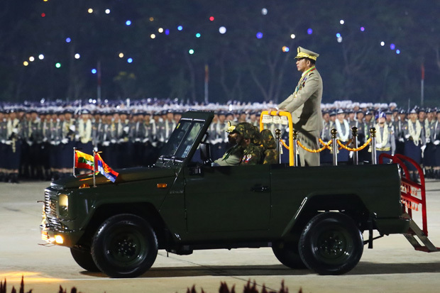 トラックに乗り軍事パレードの会場入りする国軍トップのミンアウンフライン総司令官＝27日、ミャンマー・ネピドー（ＮＮＡ） 