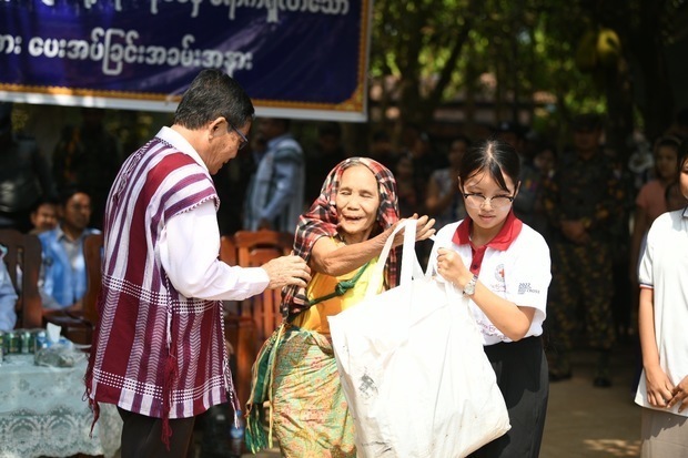 タイからの人道支援物資がミャンマー国内避難民へ手渡された＝26日、カイン州（タイ外務省提供）