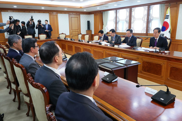 ３月29日、韓悳洙（ハン・ドクス）首相（右奥）が専攻医の職場放棄で困難に直面しているソウル市内の大手５病院の院長との懇談会を開いた＝韓国（首相室提供）