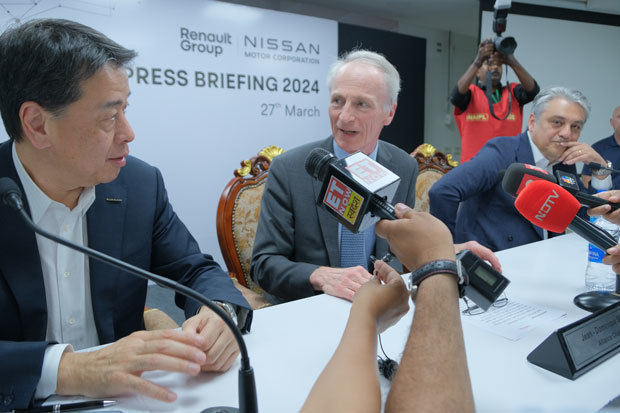 日産の内田誠社長は３月27日、ルノーグループのスナール会長、ルノーのデメオＣＥＯ（手前から）とともに記者会見した＝南部オラガダム（ＮＮＡ撮影）