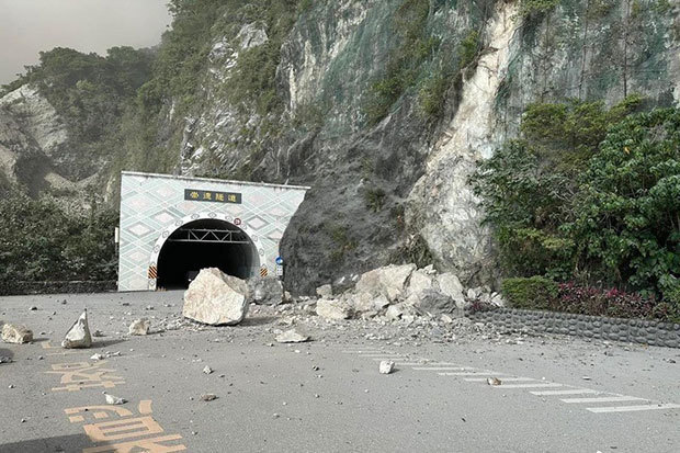 東部幹線道路「蘇花公路」では地震の影響で落石や橋の崩落が起きた＝３日、花蓮（中央通信社）