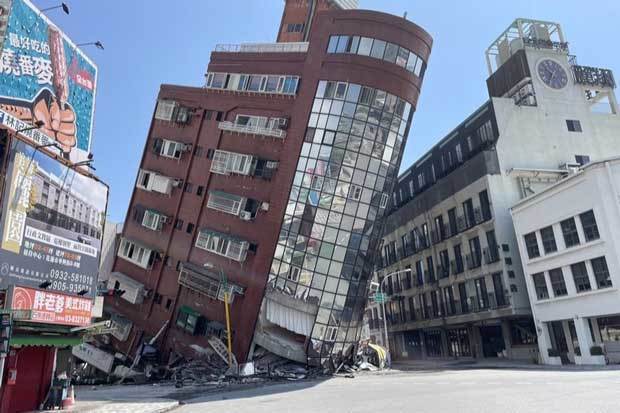 地震の影響で倒壊した建物＝３日、花蓮（中央通信社）