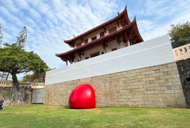 台南市で行われた「レッドボール・プロジェクト（紅球計画）」を、延べ10万人を超える市民が鑑賞した（台南市政府提供）