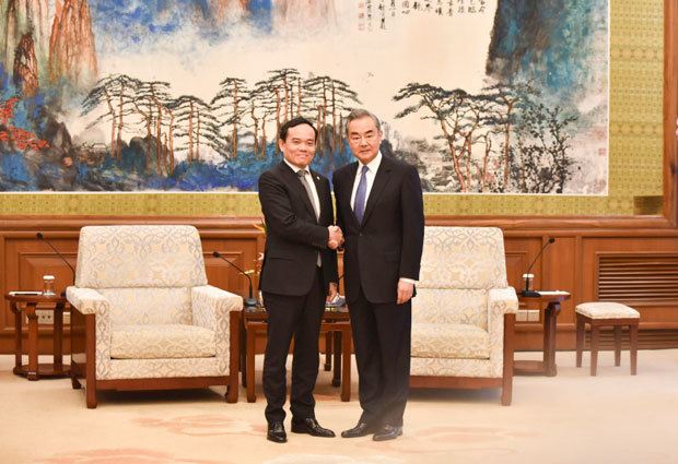中国の王毅外相（中国共産党政治局員）と会談するベトナムのチャン・リュー・クアン副首相（左）（政府公式サイトから）
