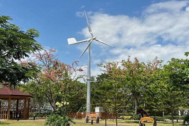村田製作所の工場に設けられた小型風力発電機は風車が360度回転する仕様になっている＝４日、バタンガス州（ＮＮＡ撮影）