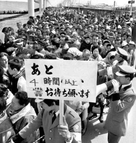 1970年の大阪万博では、アポロ計画で持ち帰った「月の石」が人気を呼び、アメリカ館の展示の目玉に。入場には４時間以上の待ち時間が掛かる時もあり長い列ができた（共同）