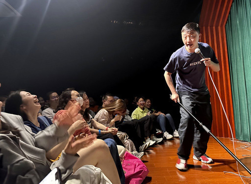 上海語で観客の笑いを誘うコメディアン（右）＝３月、中国上海市（共同）