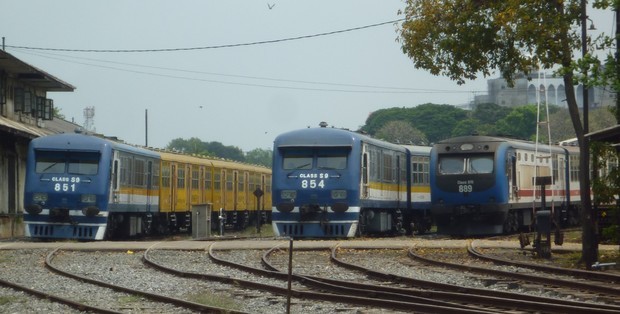 コロンボ近郊輸送に用いられるディーゼルカー＝2014年３月（筆者撮影）