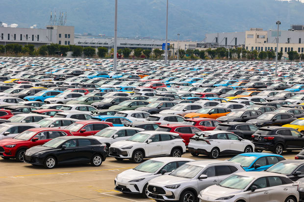 業界団体の幹部は、中国の中古車販売台数が2027年に約3,000万台になるとの予測を示した。23年比で63％増え、27年には中古車市場と乗用車の新車市場が同規模になるとみている＝福建省寧徳市（新華社）