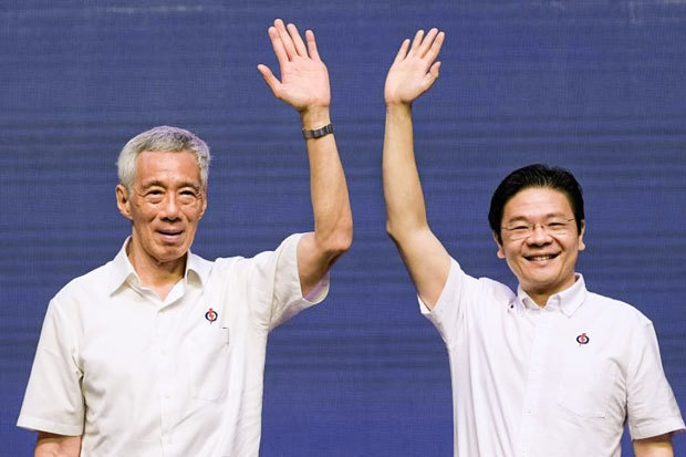 首相に就任予定のウォン氏（右）とリー首相（PHOTO: ST FILE）