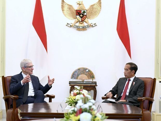 アップルのティム・クックＣＥＯ（左）は、ジョコ大統領と会談し、インドネシアでの現地生産の可能性などについて協議した＝17日（内閣官房提供）