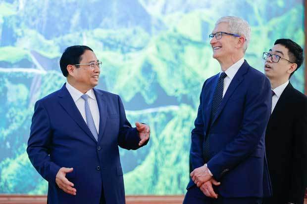 会談に先立ちファム・ミン・チン首相（左）と談笑するアップルのティム・コック最高経営責任者（ＣＥＯ）＝政府公式サイトから