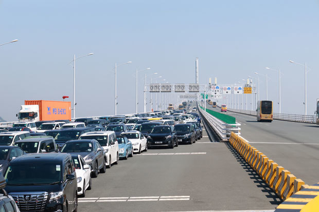 港珠澳大橋を通って本土へ向かう車両の列。この日、港車北上の累計利用台数が50万台を突破した＝３月９日（新華社）