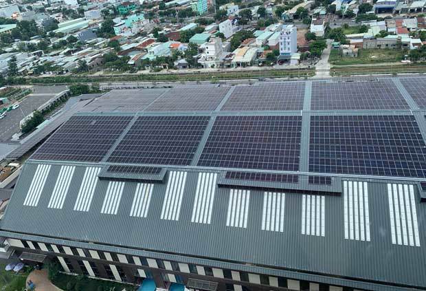 ベトナム商工省は屋根置き型太陽光発電の奨励草案で、余剰電力の買い取りを見送る方針を示した＝ダナン市、23年９月