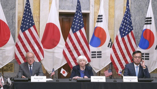 日米韓が初の財務相会合、会合に臨む財務相ら（共同）