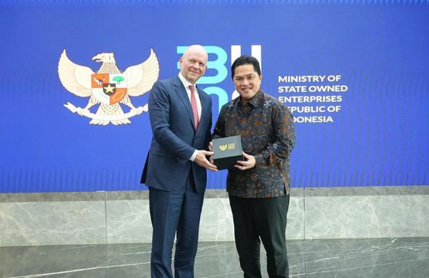 マスターカードのマイケル・ミーバックＣＥＯ（左）は17日、インドネシアでエリック国営企業相と会談した（同相の公式インスタグラムより）