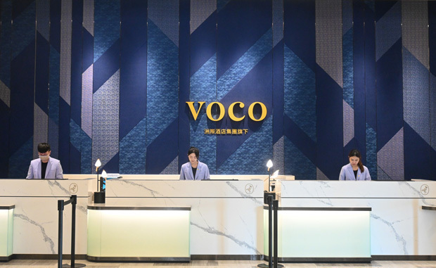 嘉義福容ｖｏｃｏ酒店のフロント＝４月、嘉義（ＮＮＡ撮影）