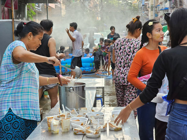 地区の水かけ祭り参加者にスイーツを振る舞う様子＝15日、ミャンマー・ヤンゴン（ＮＮＡ）