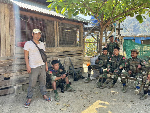 ミャンマー北西部チン州テイザーン近郊で、兵士らを指揮するザカイ牧師（左端）＝３月（共同）