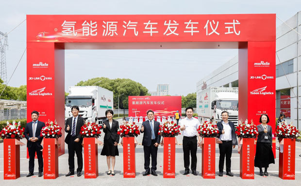 郵船ロジスティクスは、村田製作所向けに水素燃料電池トラックを活用した中国での貨物輸送を始め、６日に記念式典を開いた＝江蘇省無錫市（郵船ロジスティクス提供）
