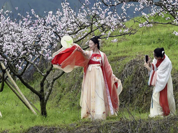 中国で漢民族の民族服「漢服」への注目が高まっている。市場規模は現在までに日本円ベースで2,000億円を大きく超え、25年には２倍近くに成長するとの見方もある。写真はイメージ＝貴州省遵義市（新華社）